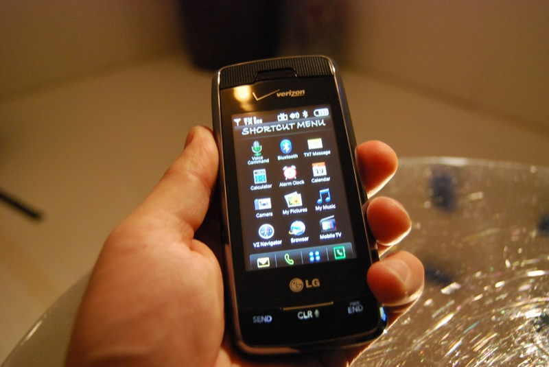 Illustration for article titled Verizon's LG VX10000 Voyager Revealed and Groped (with Gallery)